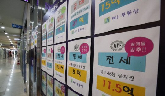 지난 6월 정부가 분양가 상한제 도입을 검토하기로 밝힌지 두 달이 지나면서 서울 재건축 단지들이 직격탄을 맞은 반면 전세시장은 오히려 반등하기 시작했다. 사진은 서울 시내 한 아파트 상가 부동산 중개업소의 모습.    연합뉴스